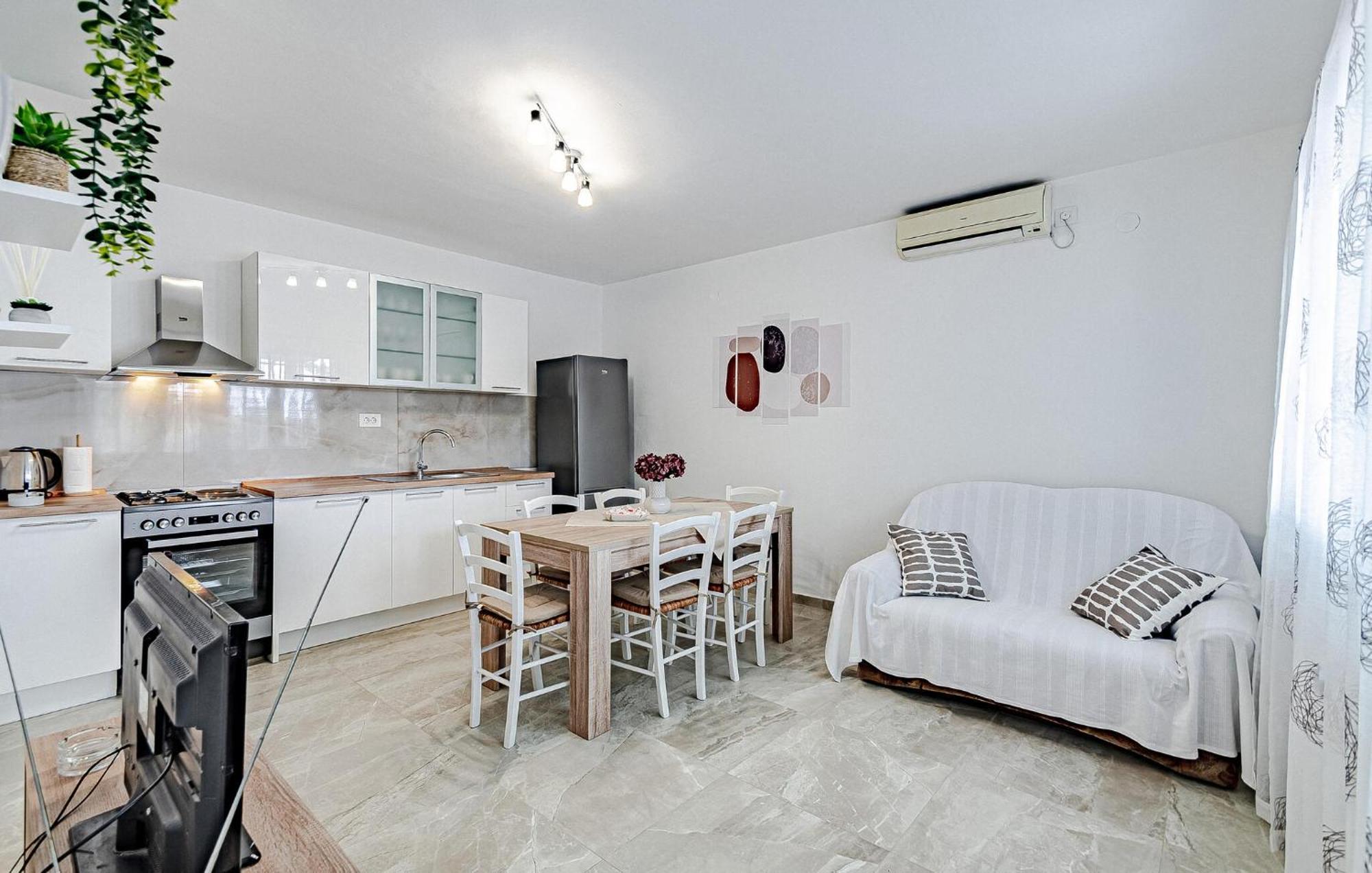 Stunning Home In Crnja Luka With Wifi Prigradica Exterior foto